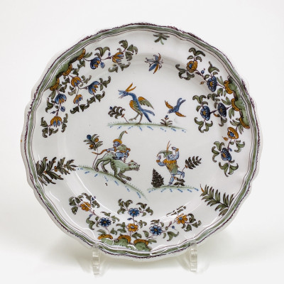 Assiette en faïence de Moustiers à décor de grotesques - XVIIIe siècle