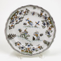 Assiette en faïence de Moustiers à décor de grotesques - XVIIIe siècle