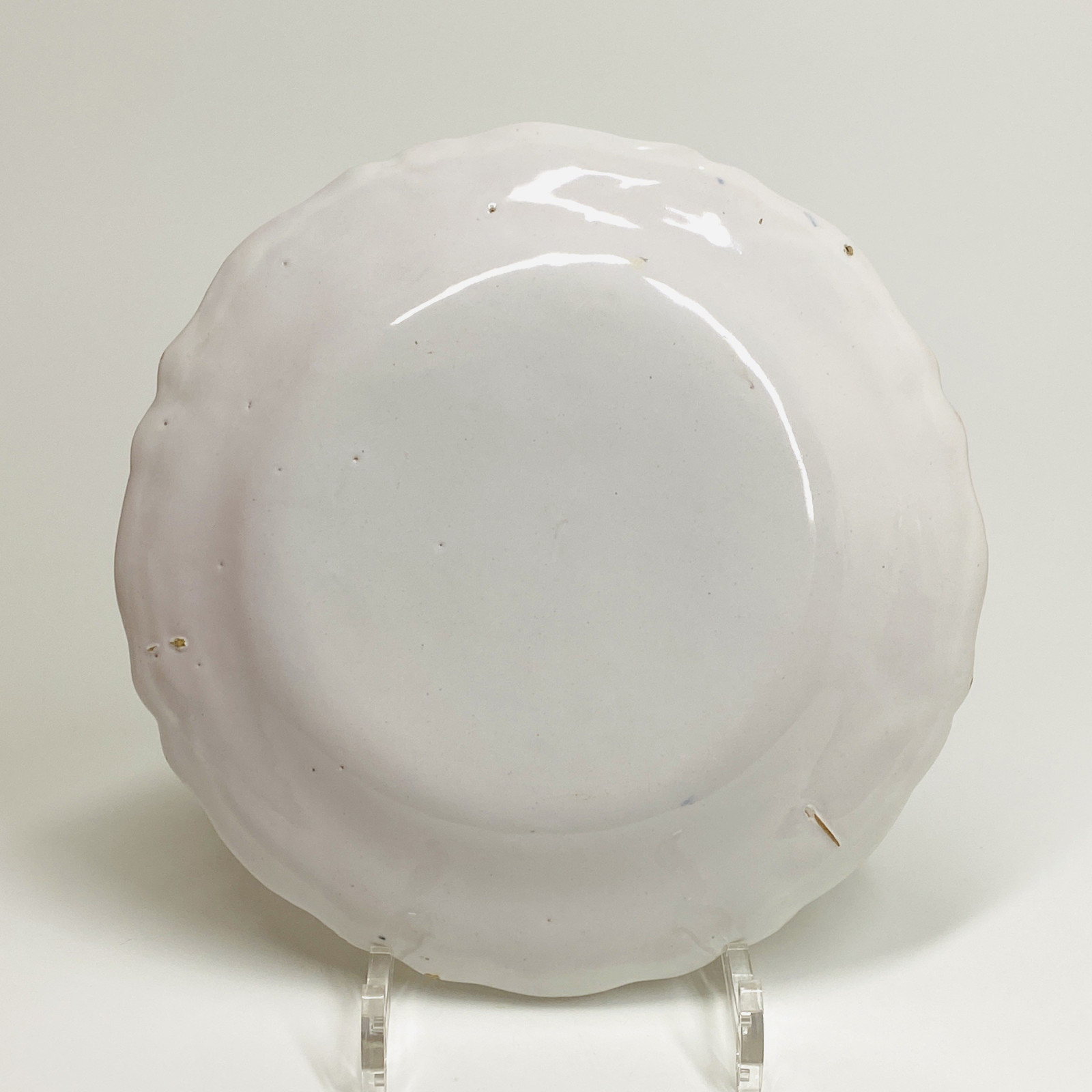Moustiers earthenware plate decorated with grotesques - Eighteenth century