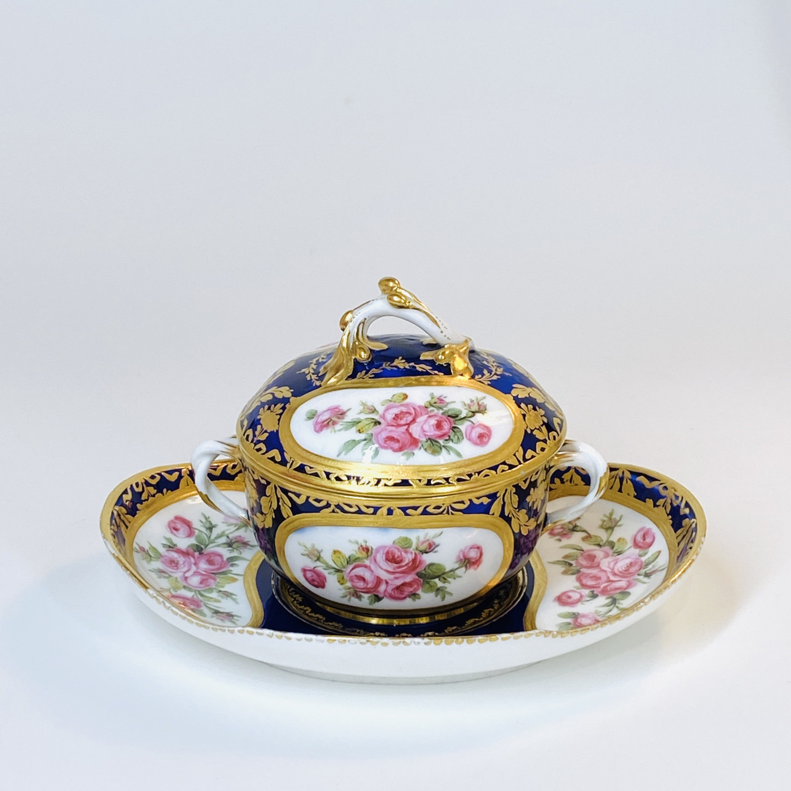 Sèvres soft porcelain ecuelle - Eighteenth century