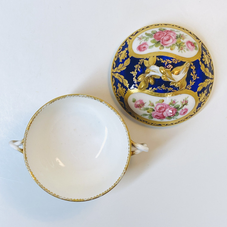 Écuelle à bouillon en porcelaine tendre de Sèvres - XVIIIe siècle