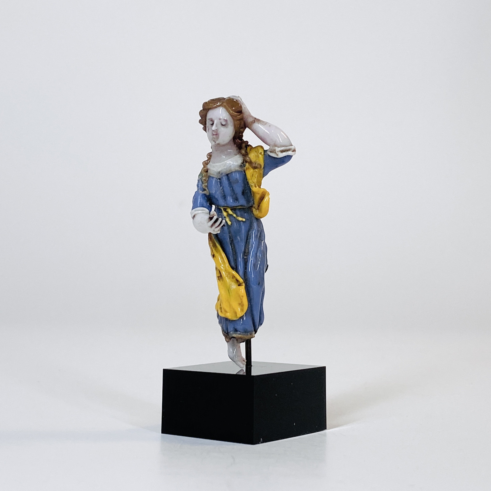 Verre filé de Nevers représentant une femme sainte - XVIIIe siècle