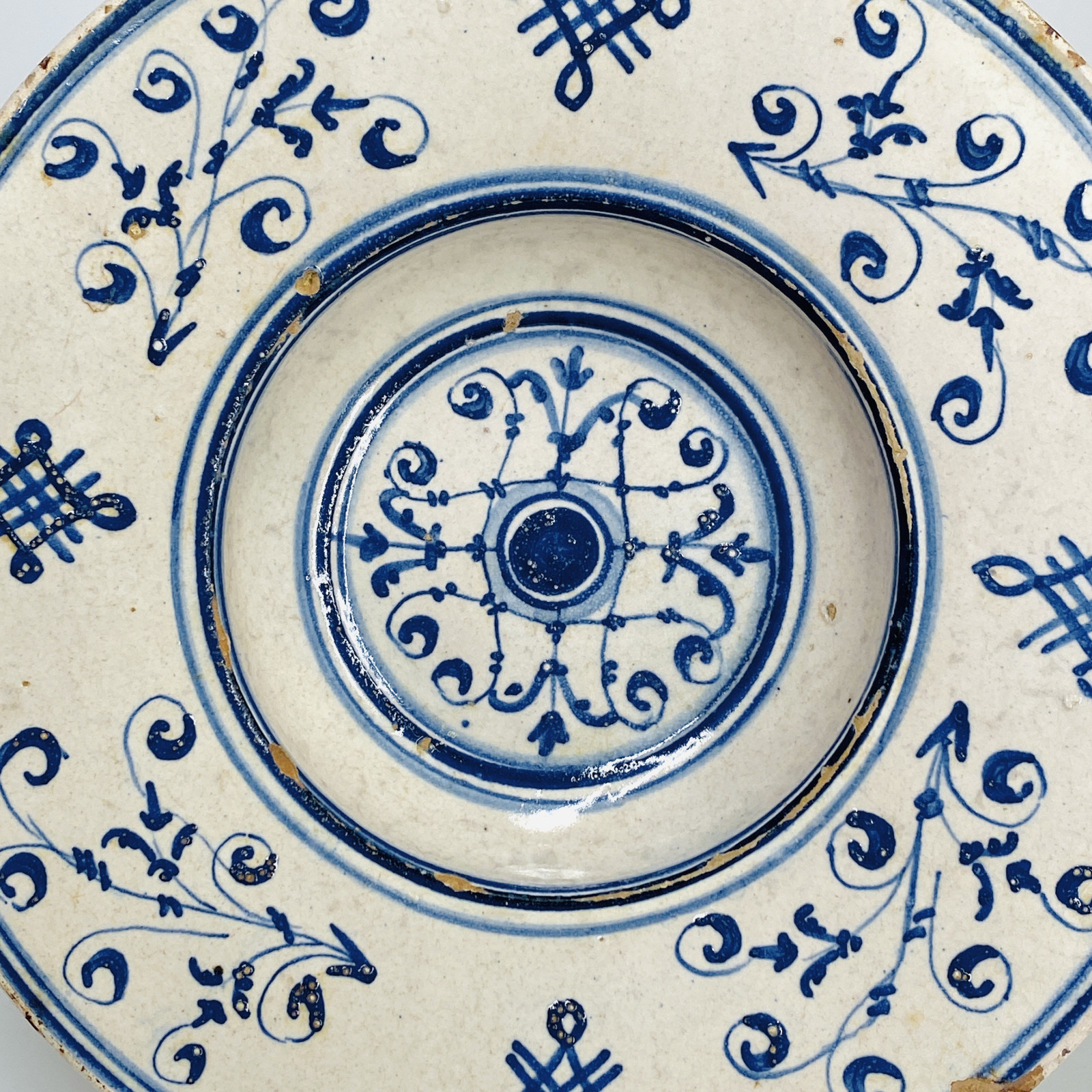 Tondino in majolica from Faenza or Duchy of Urbino - Sisteenth century