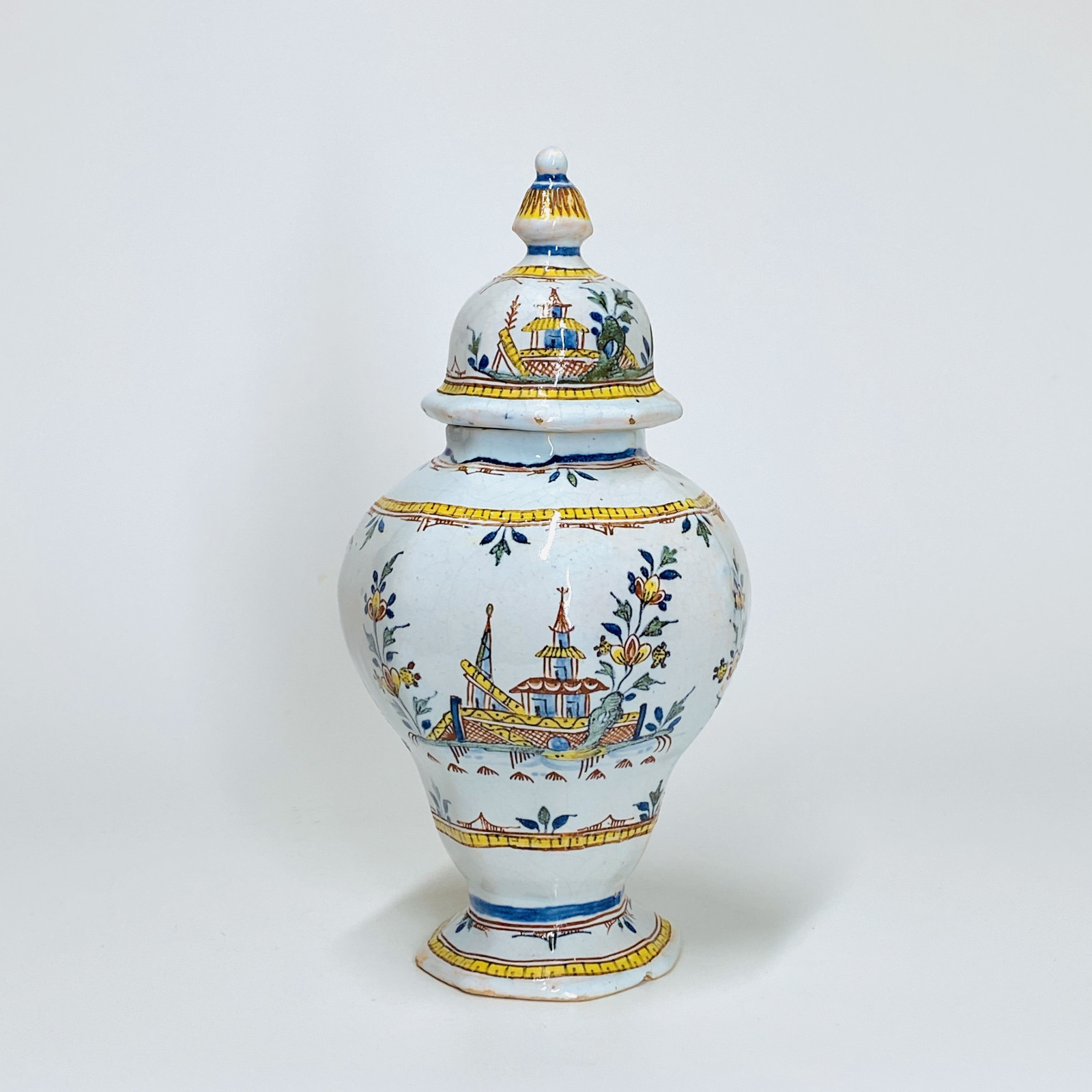vase couvert en faïence de Rouen décor à la pagode - XVIIIe siècle