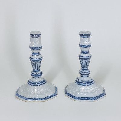 Paire de bougeoirs en faïence de Saint-Amand-les-Eaux - XVIIIe siècle