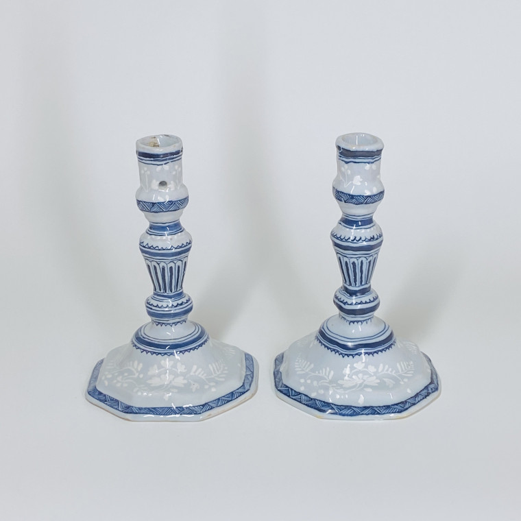 Paire de bougeoirs en faïence de Saint-Amand-les-Eaux - XVIIIe siècle