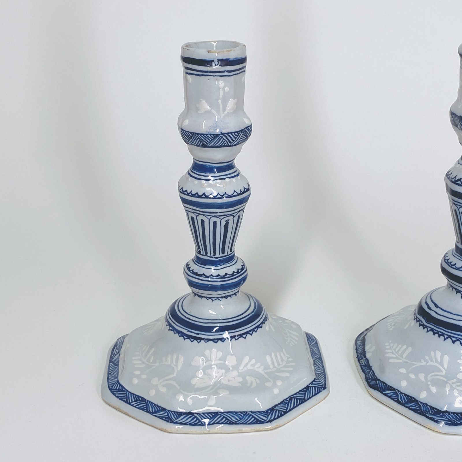 Paire de bougeoirs en faïence de Saint-Amand-les-Eaux - XVIIIe siècle