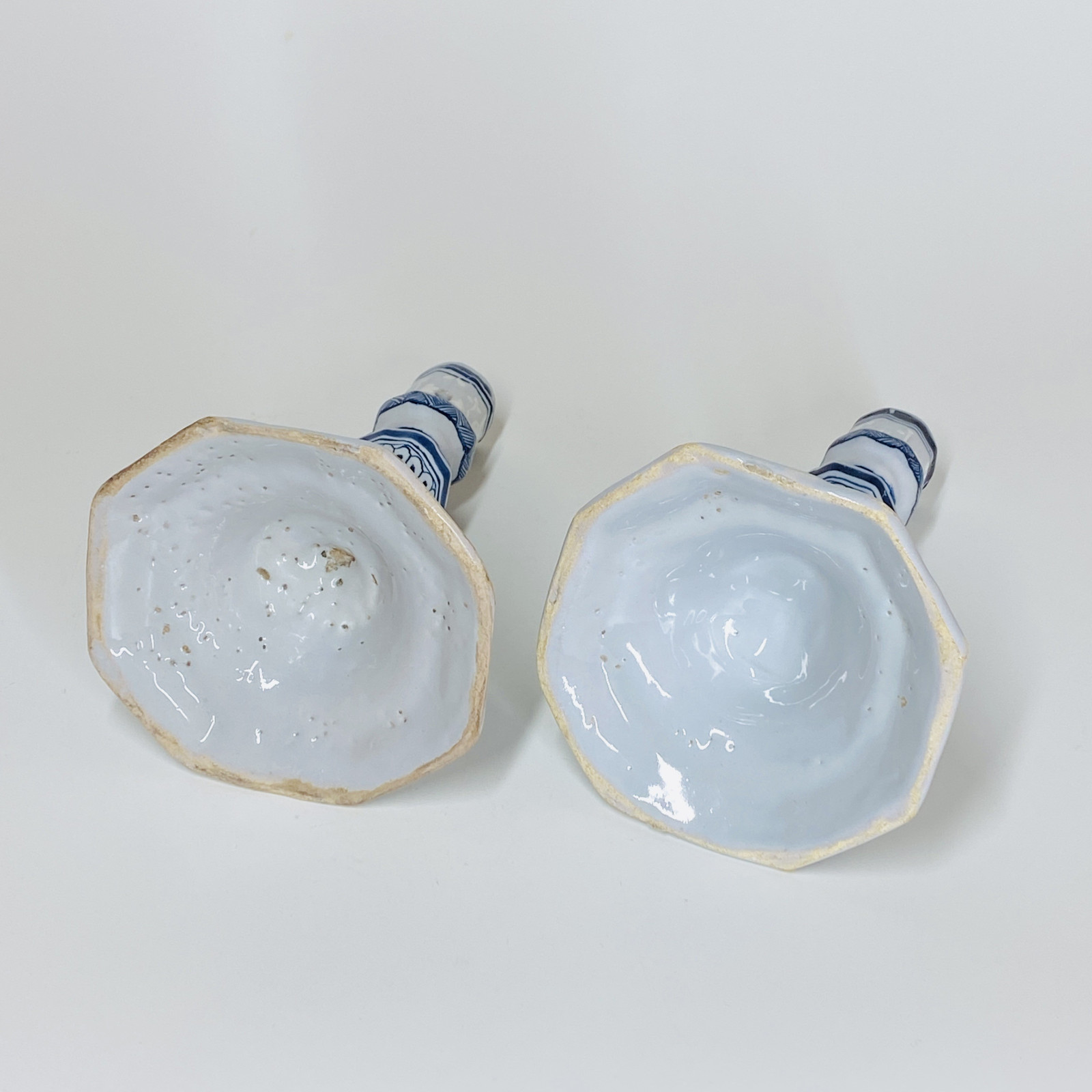 Paire de bougeoirs en faïence de Saint-Amand-les-Eaux - XVIIIe siècle