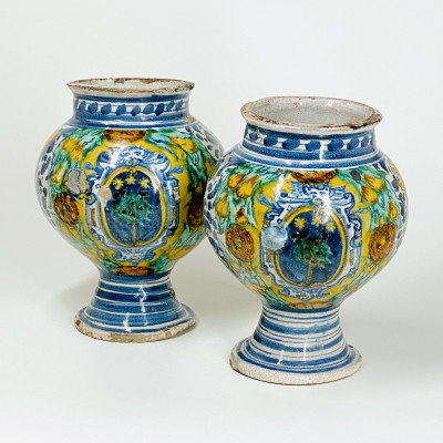 Trapani (Sicile) - Paire de vases d'apothicairerie en majolique - XVIe siècle