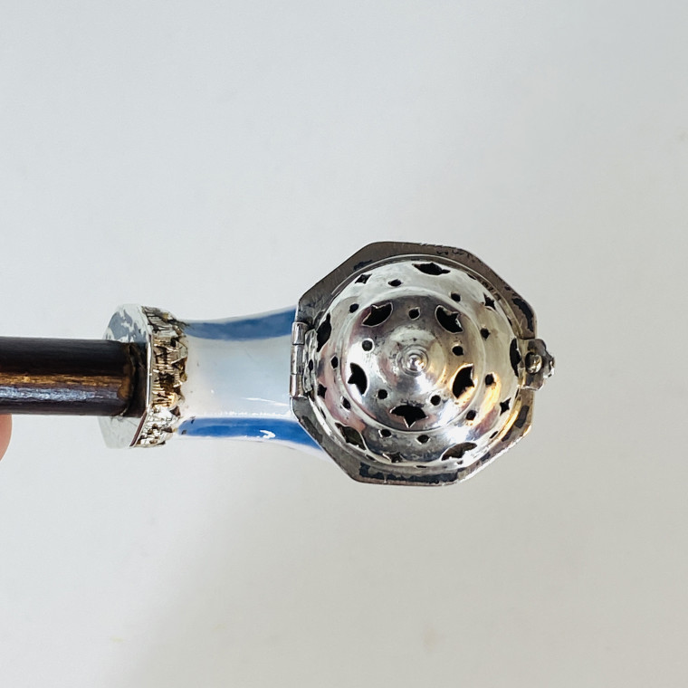 Pipe en porcelaine de Meissen à décor dans le style Kakiemon - Vers 1730
