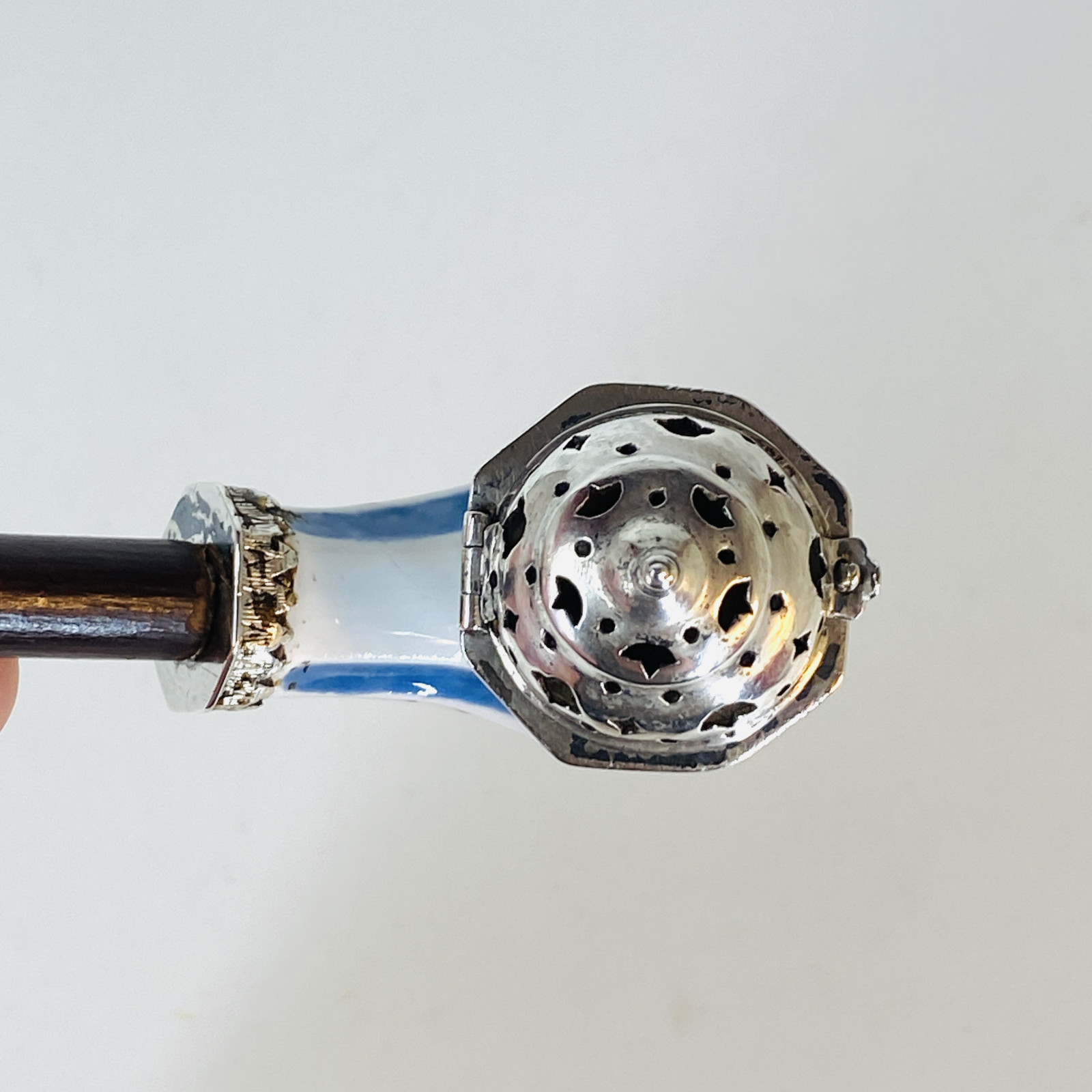 Pipe en porcelaine de Meissen à décor dans le style Kakiemon - Vers 1730