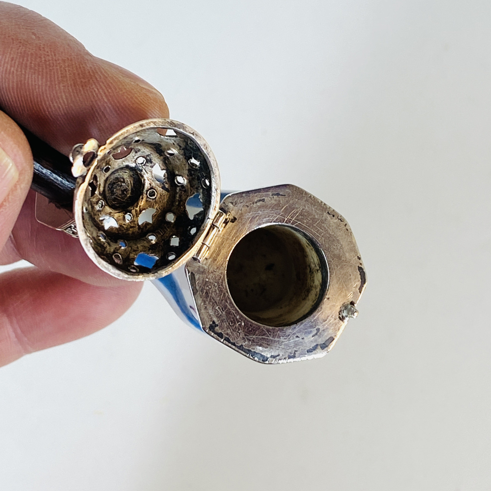 Pipe en porcelaine de Meissen à décor dans le style Kakiemon - Vers 1730