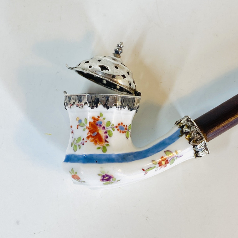Pipe en porcelaine de Meissen à décor dans le style Kakiemon - Vers 1730