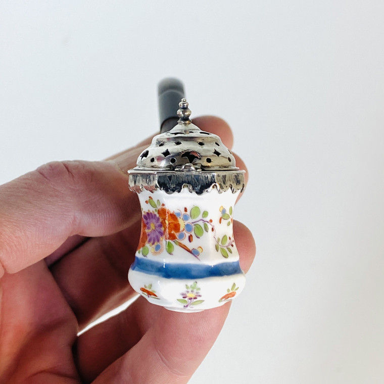 Pipe en porcelaine de Meissen à décor dans le style Kakiemon - Vers 1730