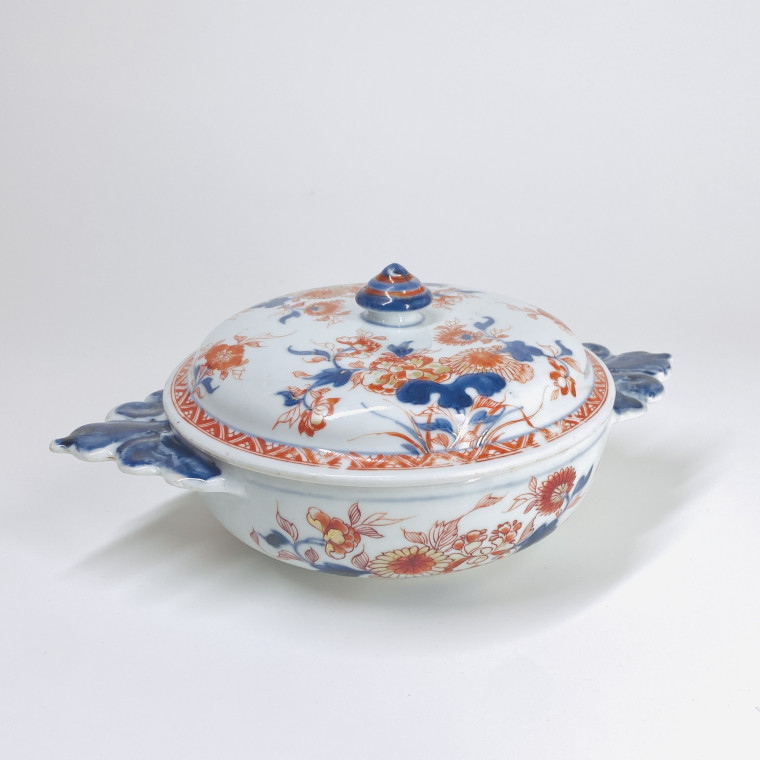 Two Chinese porcelain covered bowls decorated in the Imari palette - Early eighteenth century