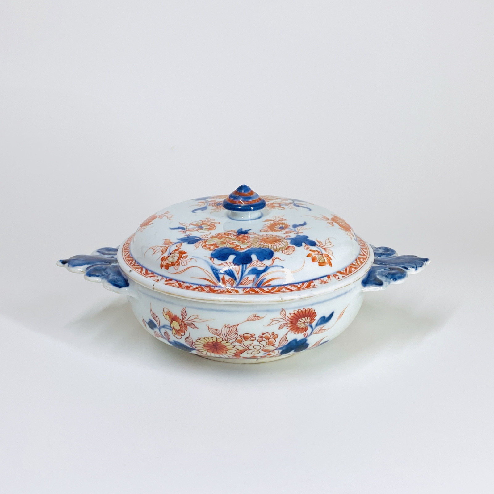 Two Chinese porcelain covered bowls decorated in the Imari palette - Early eighteenth century