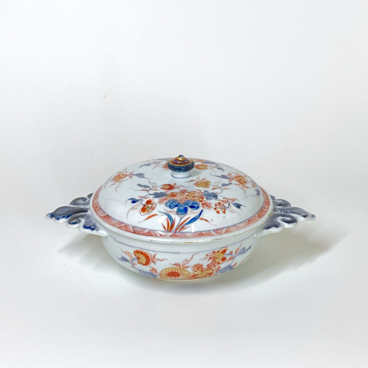 Two Chinese porcelain covered bowls decorated in the Imari palette - Early eighteenth century