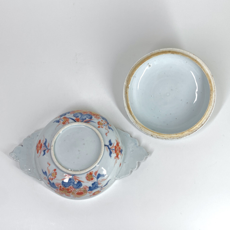 Two Chinese porcelain covered bowls decorated in the Imari palette - Early eighteenth century