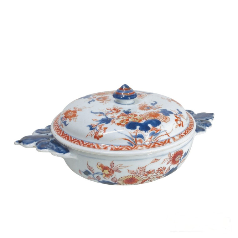 Two Chinese porcelain covered bowls decorated in the Imari palette - Early eighteenth century