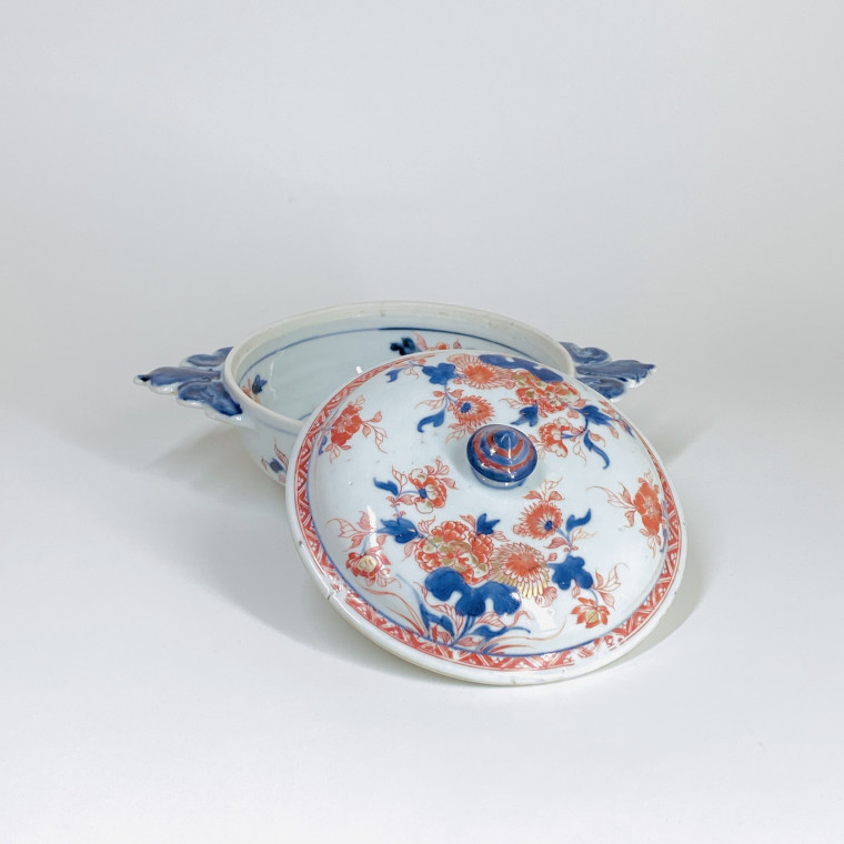 Two Chinese porcelain covered bowls decorated in the Imari palette - Early eighteenth century