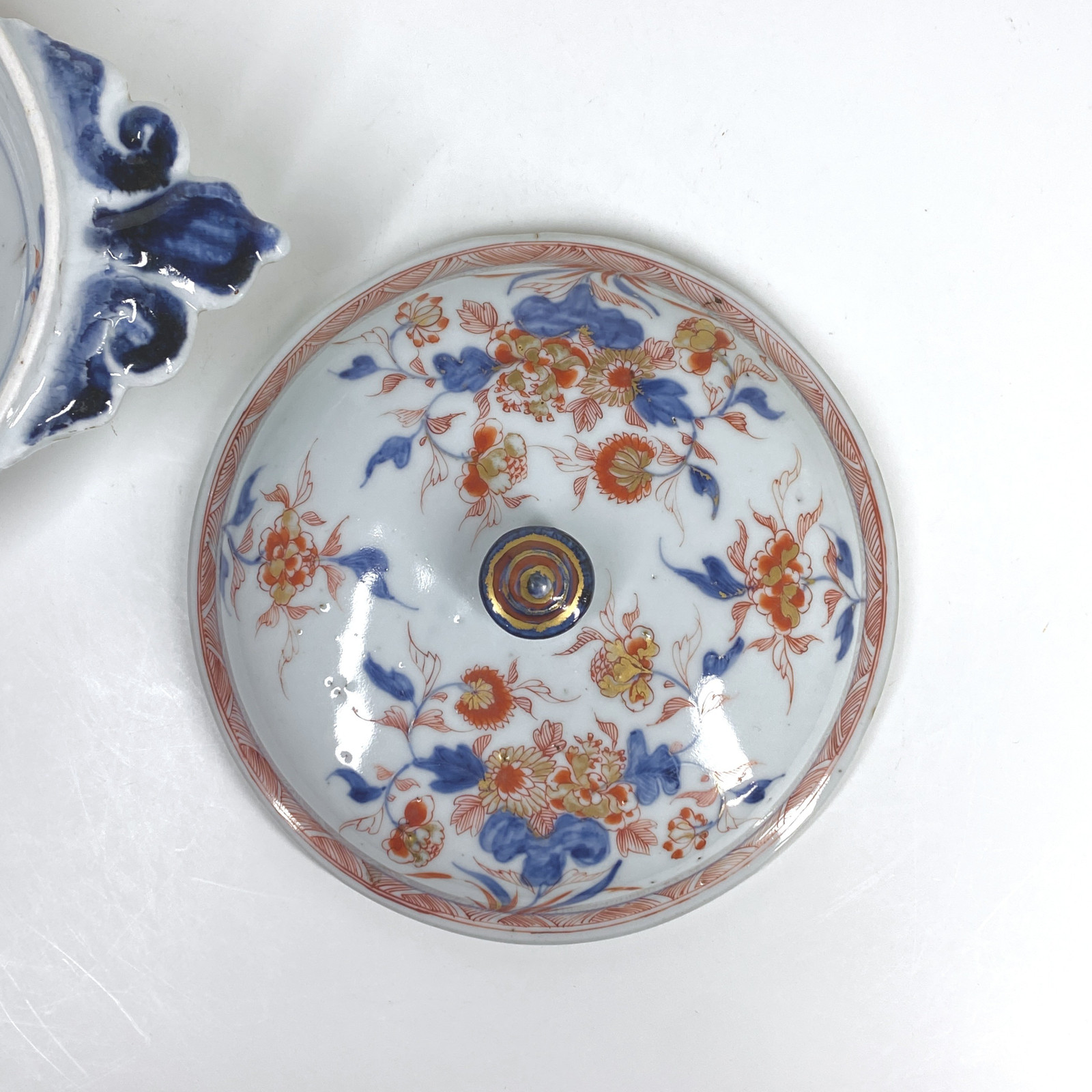 Two Chinese porcelain covered bowls decorated in the Imari palette - Early eighteenth century