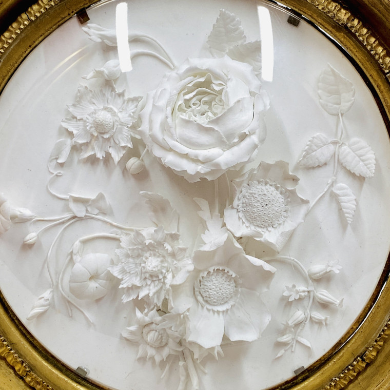 Médaillon en biscuit de Niderviller représentant un bouquet de fleurs - Daté 1818