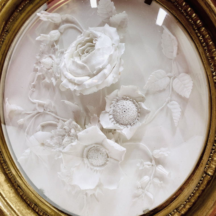 Médaillon en biscuit de Niderviller représentant un bouquet de fleurs - Daté 1818