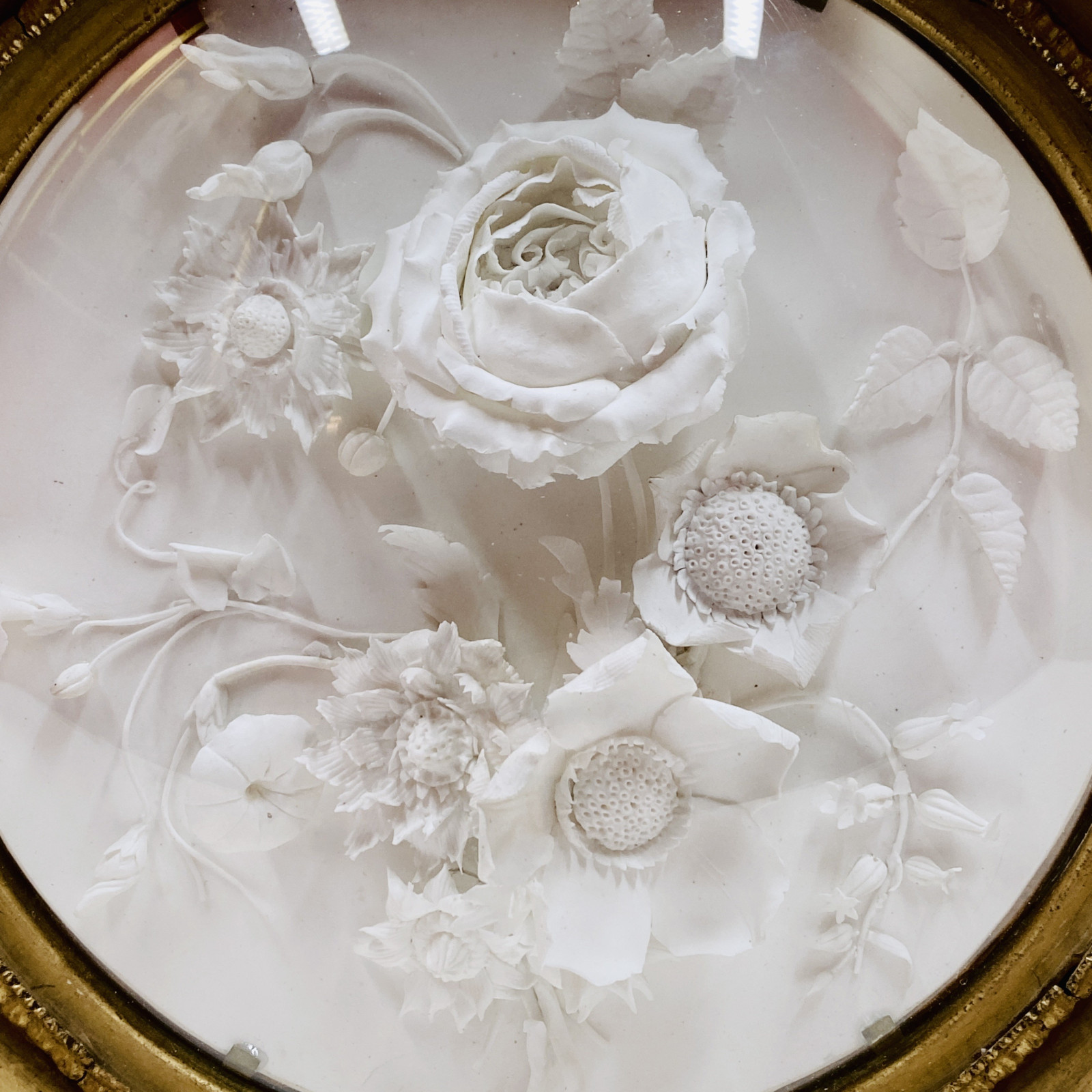 Niderviller biscuit medallion representing a bouquet of flowers - Dated 1819