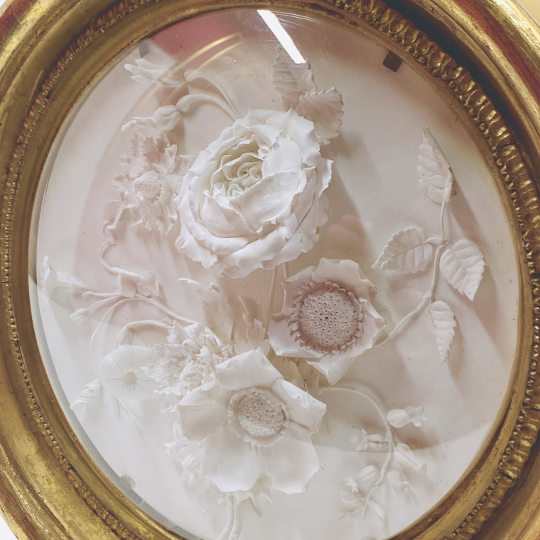 Médaillon en biscuit de Niderviller représentant un bouquet de fleurs - Daté 1818