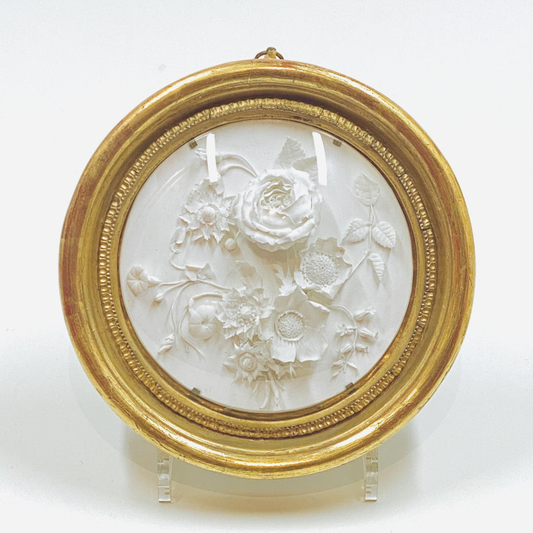 Niderviller biscuit medallion representing a bouquet of flowers - Dated 1819