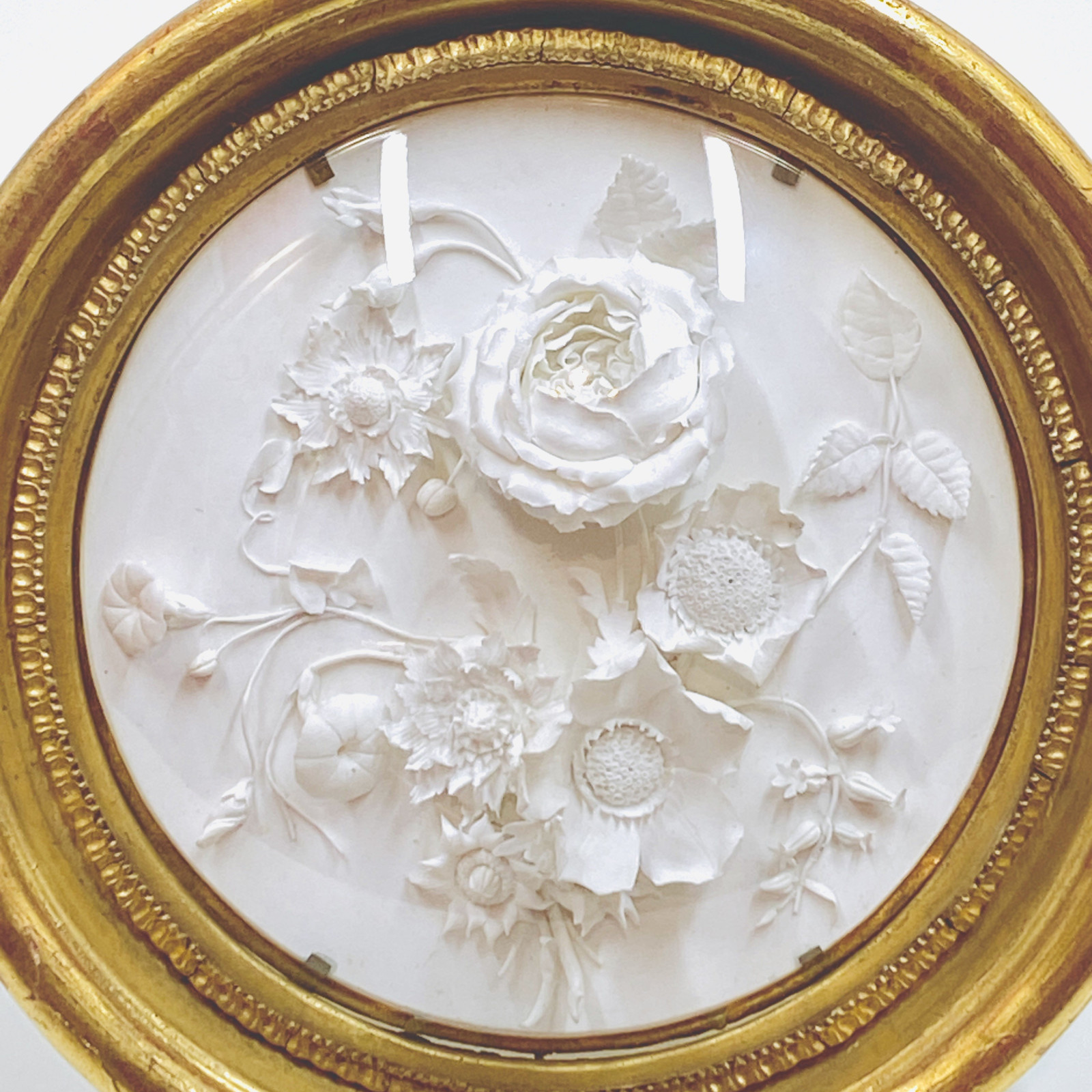 Niderviller biscuit medallion representing a bouquet of flowers - Dated 1819