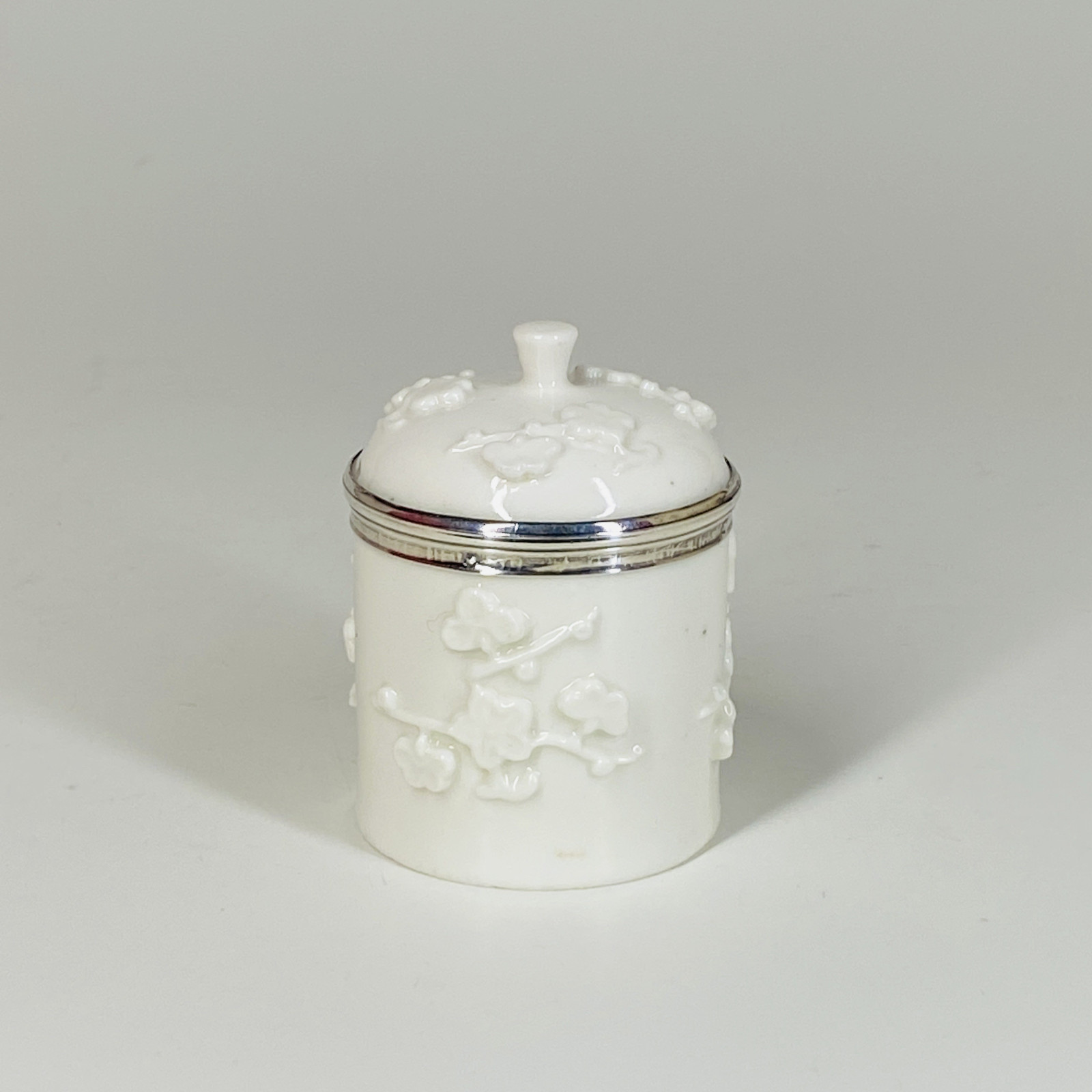 Pot à fard en porcelaine tendre de Saint-Cloud - XVIIIe siècle