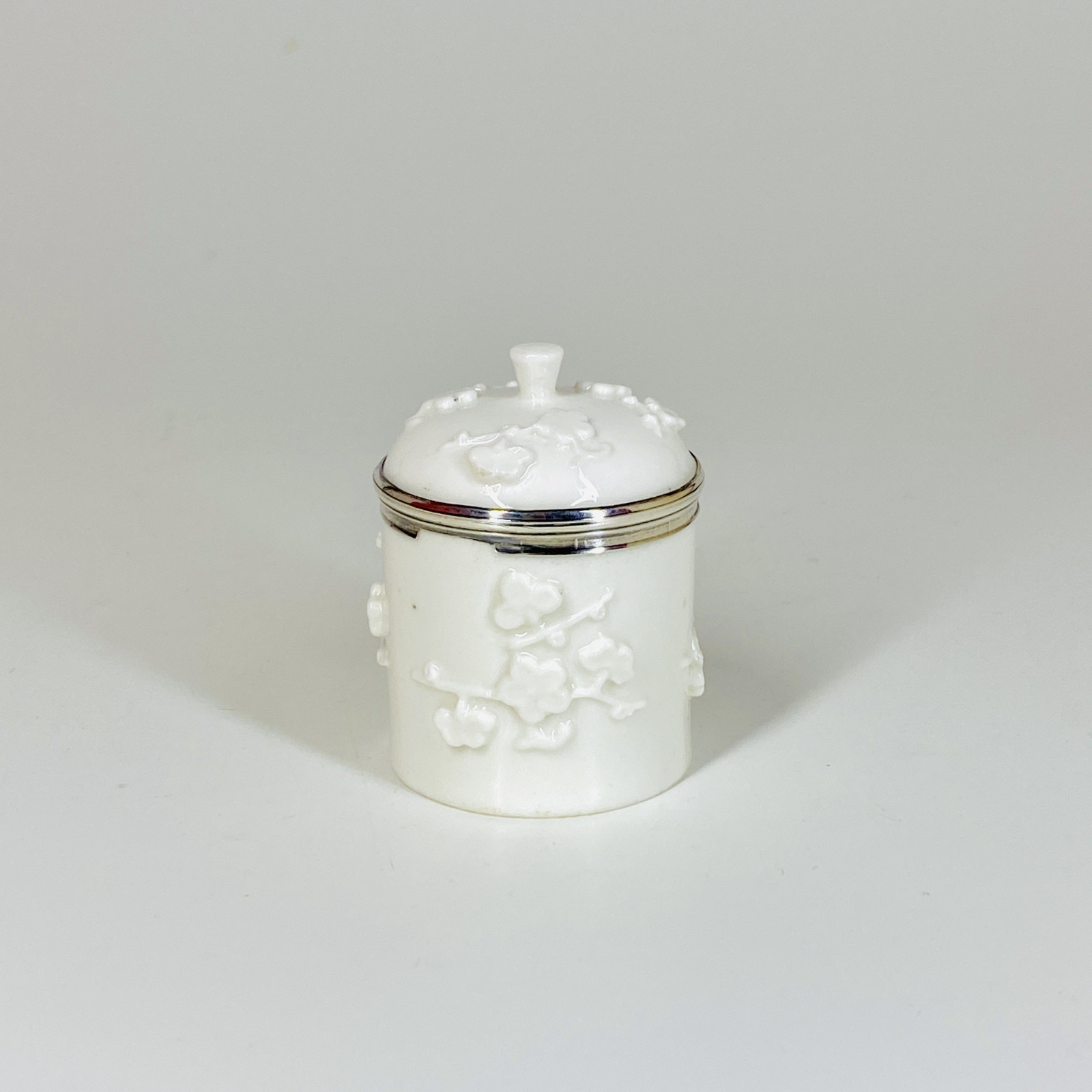 Pot à fard en porcelaine tendre de Saint-Cloud - XVIIIe siècle