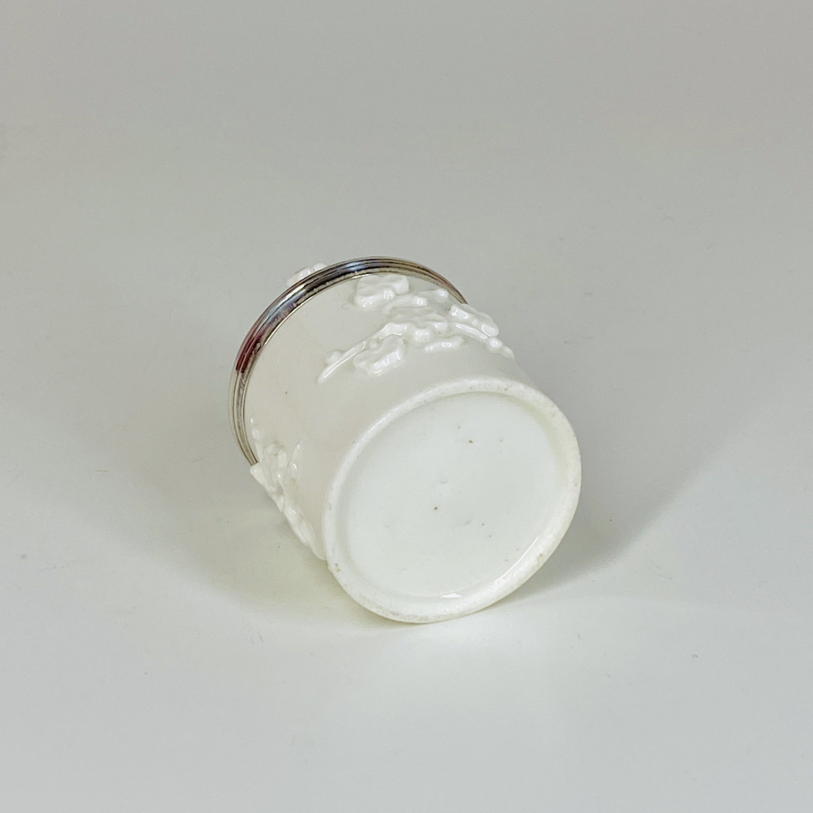 Saint-Cloud soft porcelain ointment pot - Eighteenth century