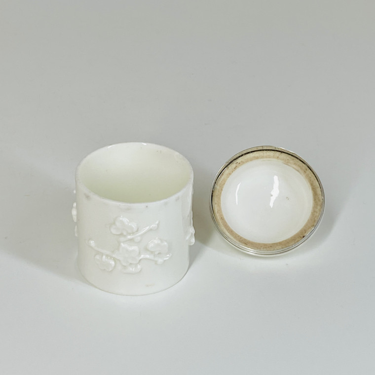 Saint-Cloud soft porcelain ointment pot - Eighteenth century