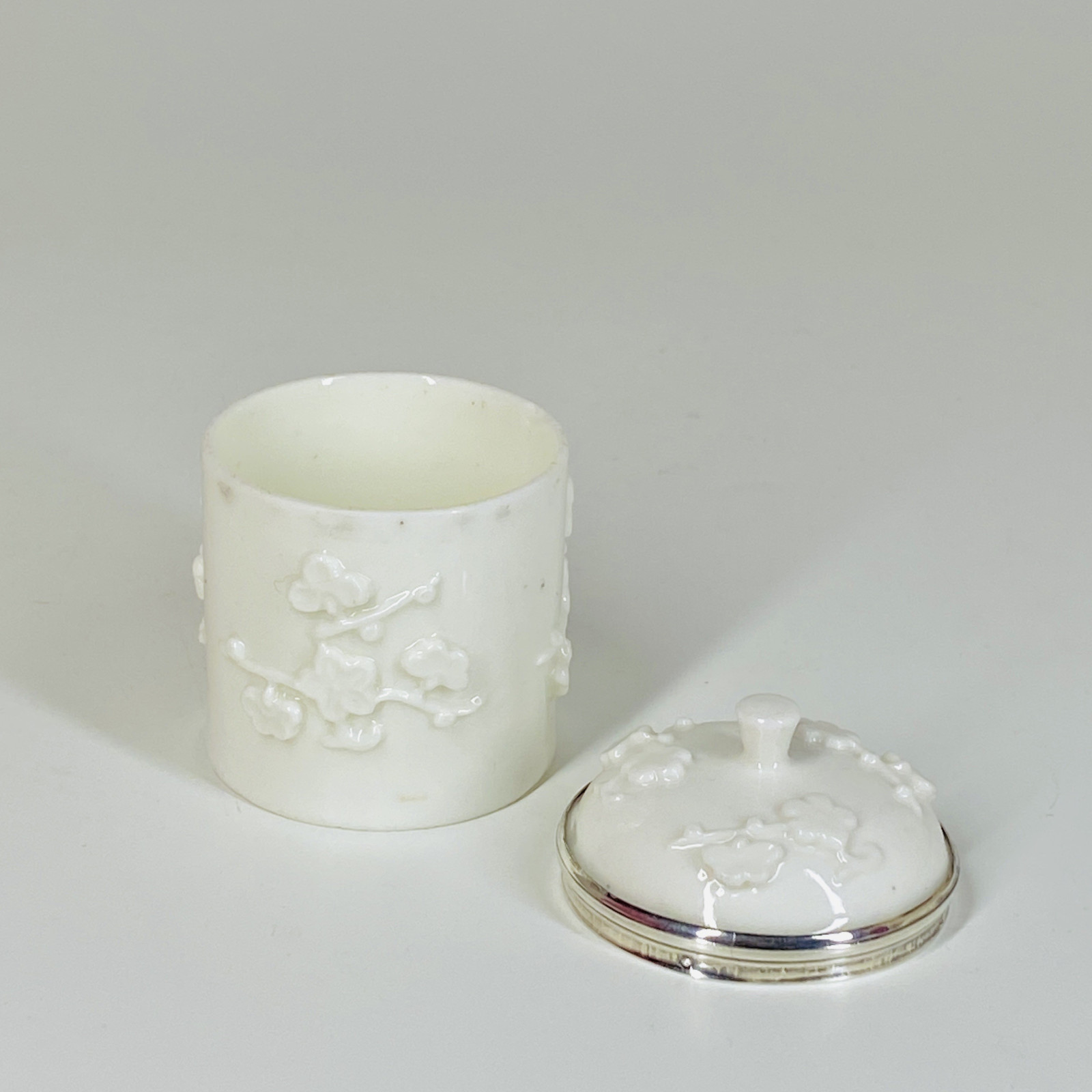 Saint-Cloud soft porcelain ointment pot - Eighteenth century