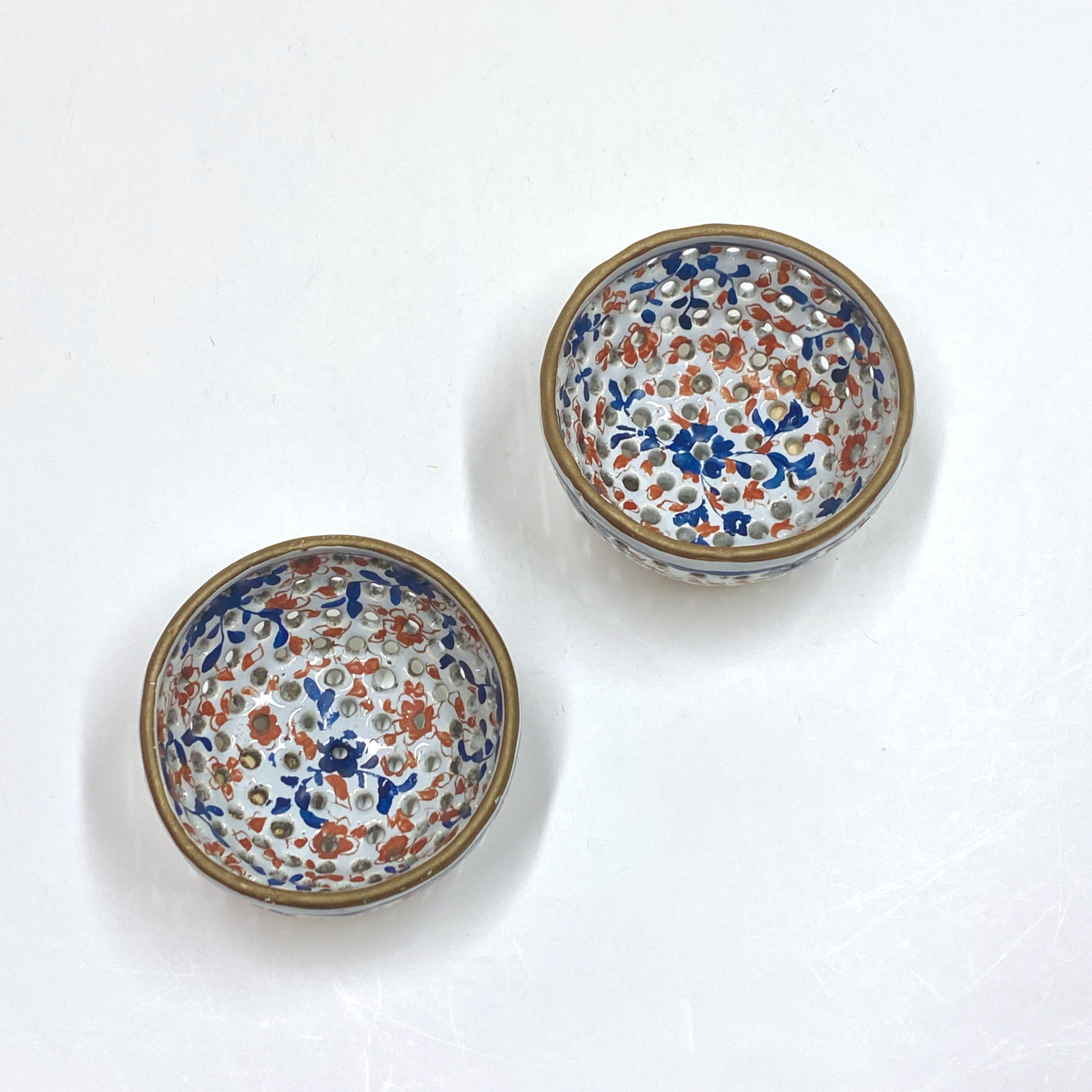 Paire de petits égouttoirs en faïence de Delft ou Allemagne - XVIIIe siècle