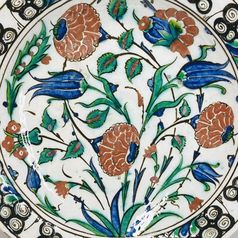 Plat en céramique d'Iznik - Turquie ottomane - Fin du XVIe siècle