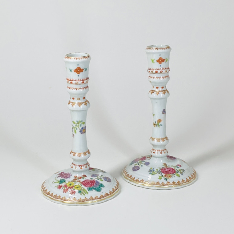 Rare paire de bougeoirs de la compagnie des Indes d’époque Qianlong (1735-1796)
