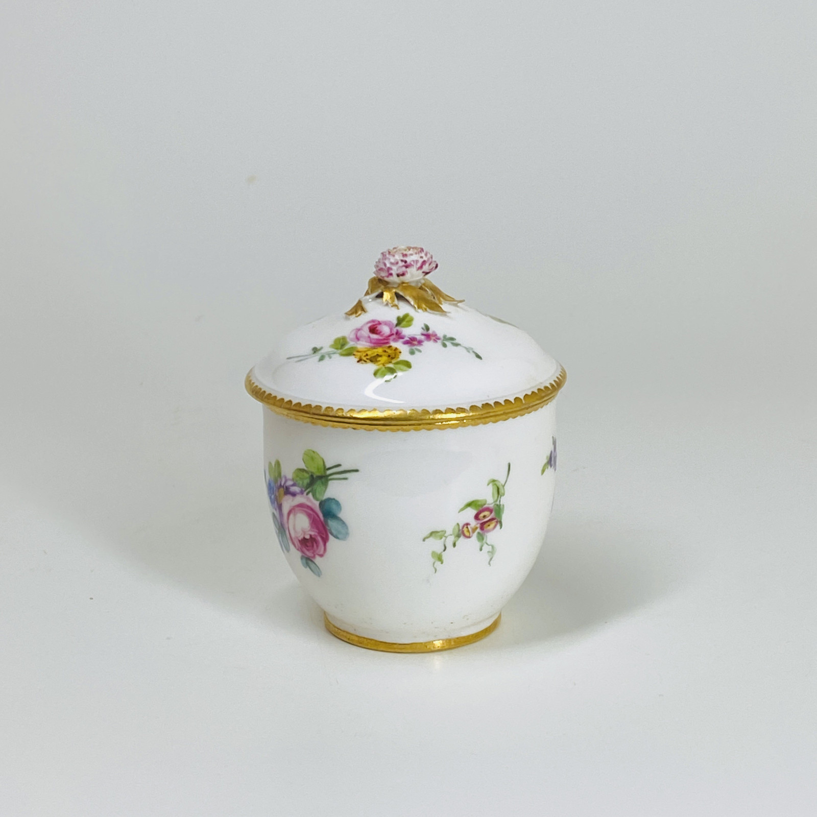 Pot à sucre en porcelaine tendre de Sèvres - XVIIIe siècle
