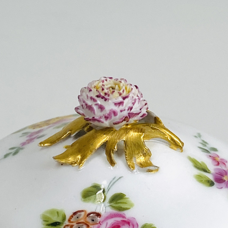 Pot à sucre en porcelaine tendre de Sèvres - XVIIIe siècle