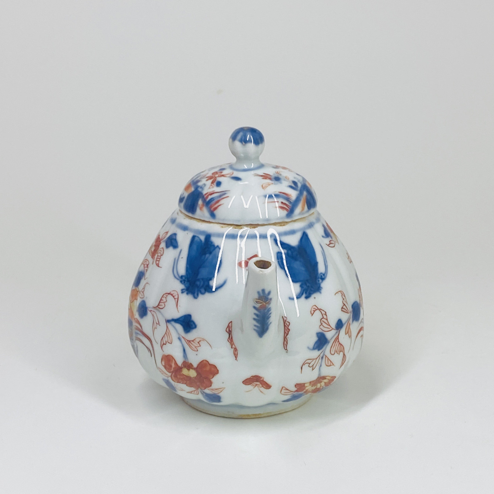 Théière en porcelaine de Chine à décor de papillons - XVIIIe siècle