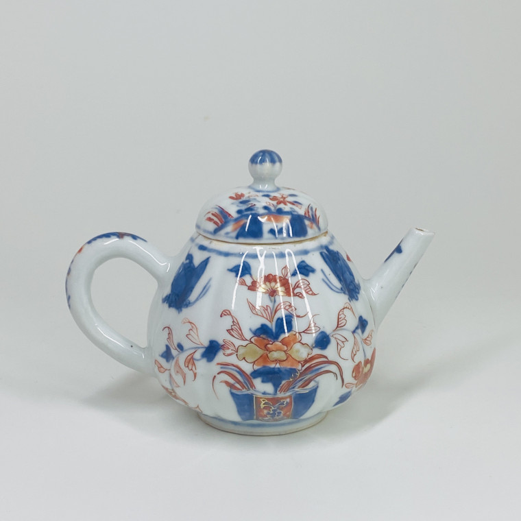 Chinese porcelain teapot with butterfly decoration - Eighteenth century