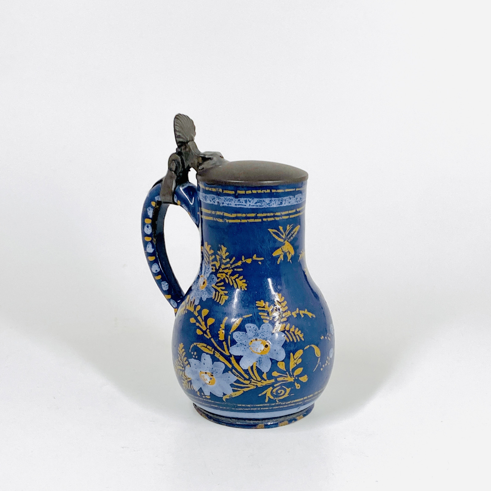 Petit pichet en faïence de Nevers à fond bleu persan - XVIIe siècle