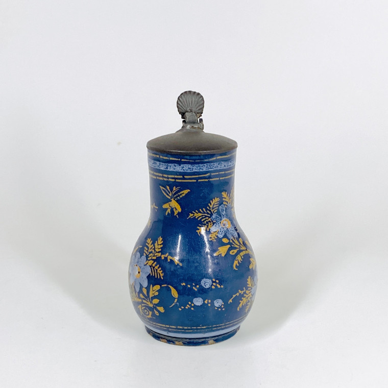 Petit pichet en faïence de Nevers à fond bleu persan - XVIIe siècle
