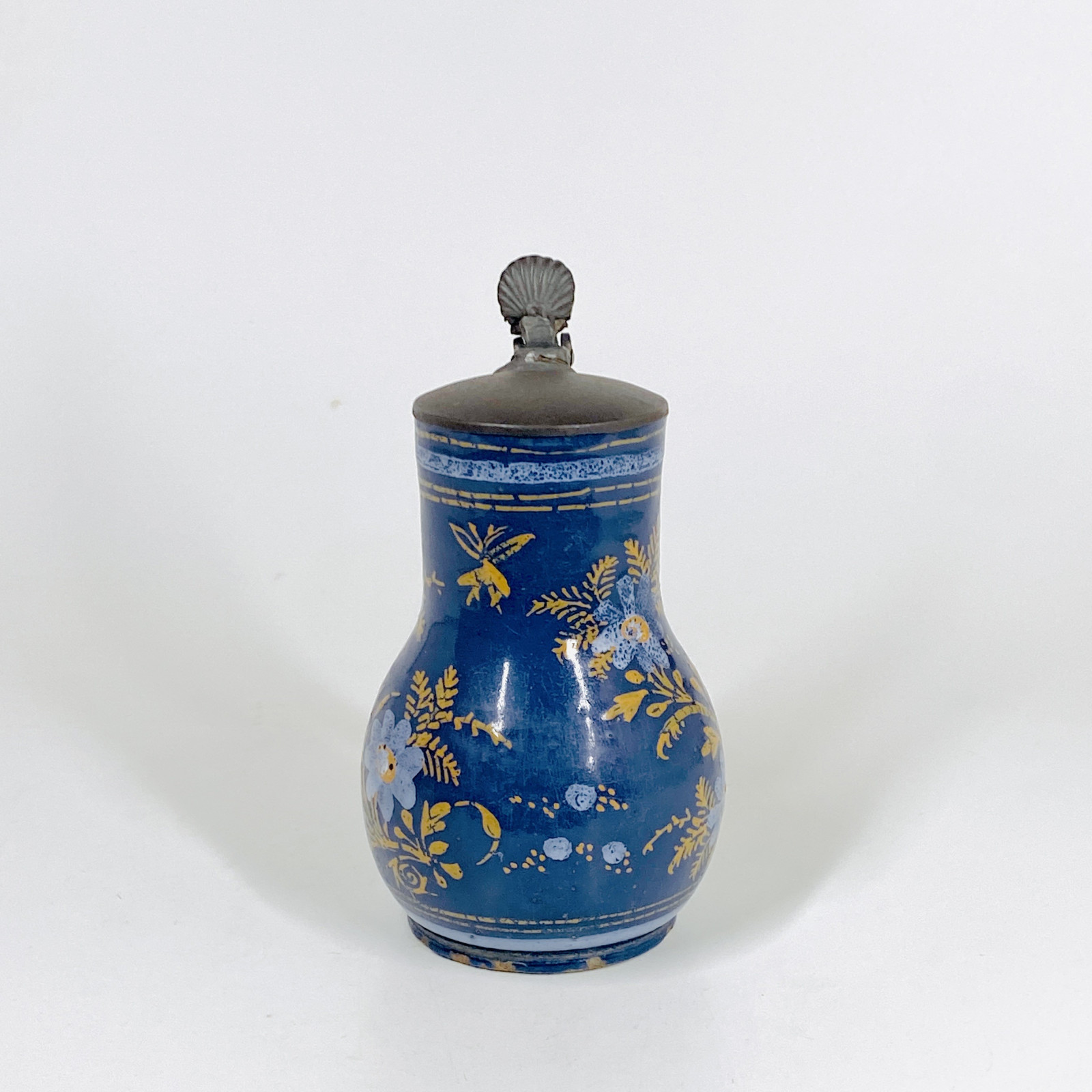 Petit pichet en faïence de Nevers à fond bleu persan - XVIIe siècle