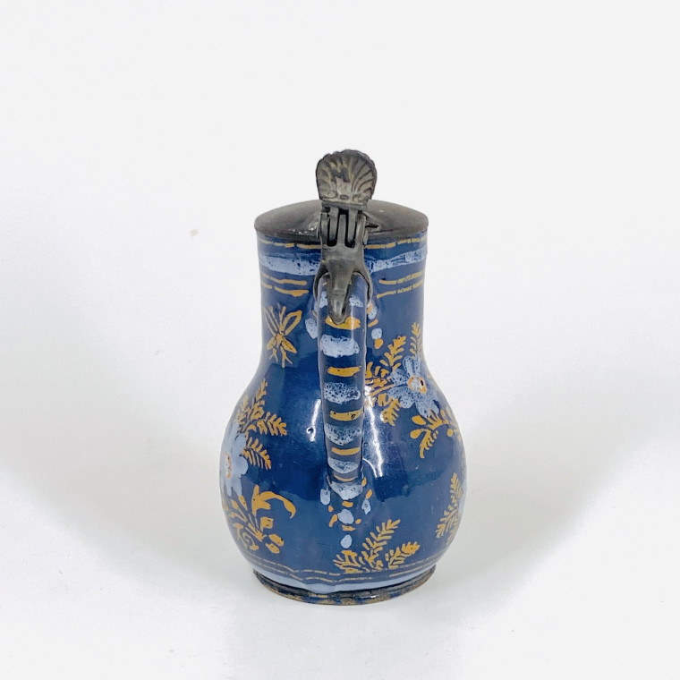 Petit pichet en faïence de Nevers à fond bleu persan - XVIIe siècle