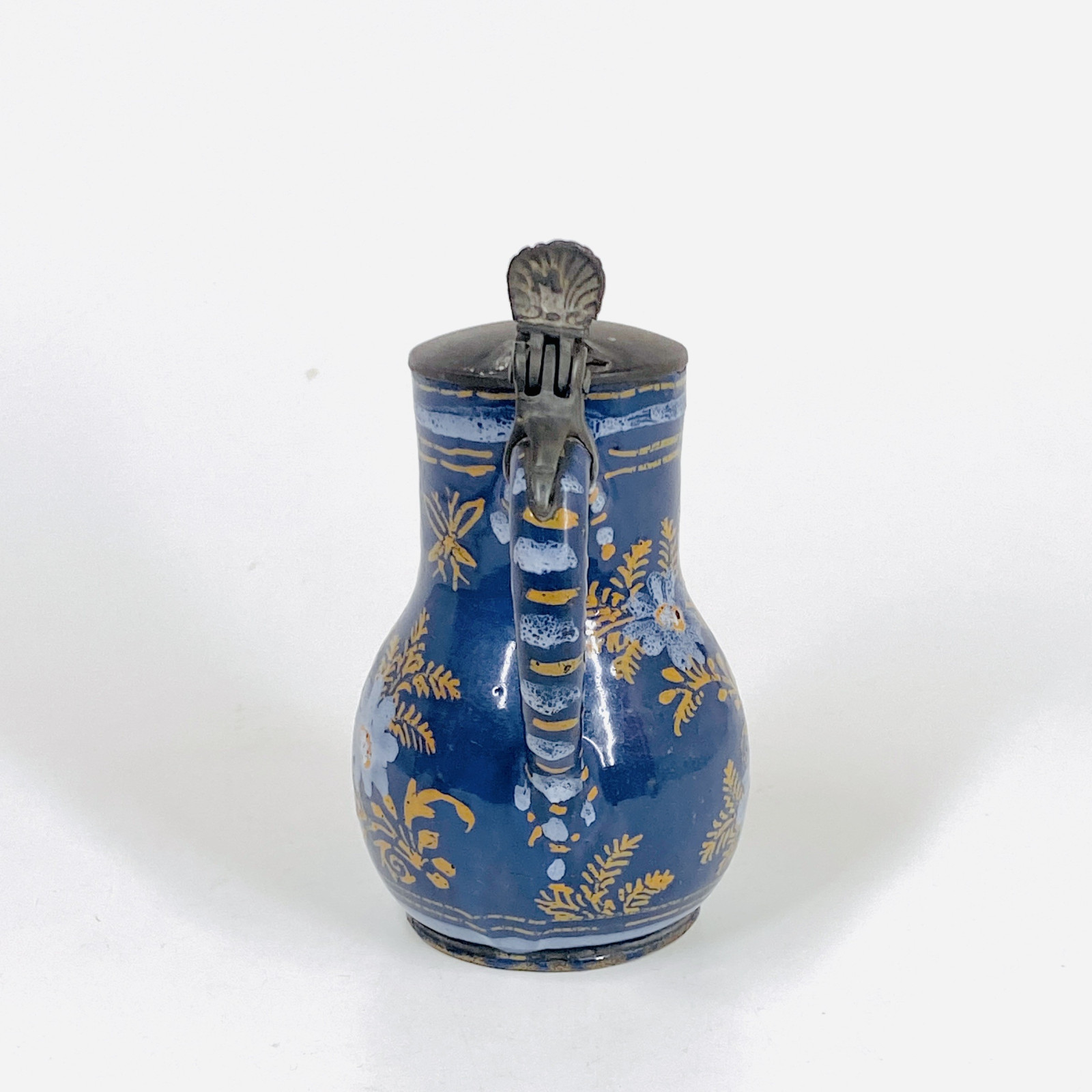Petit pichet en faïence de Nevers à fond bleu persan - XVIIe siècle