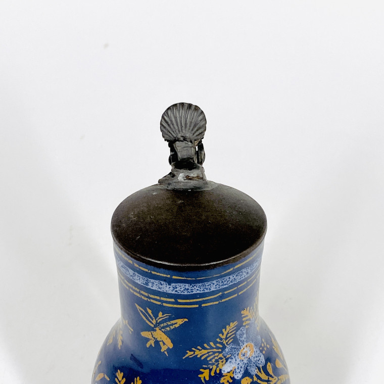 Petit pichet en faïence de Nevers à fond bleu persan - XVIIe siècle
