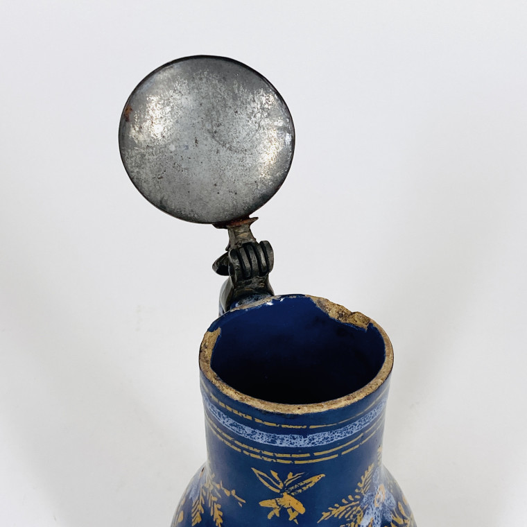 Petit pichet en faïence de Nevers à fond bleu persan - XVIIe siècle
